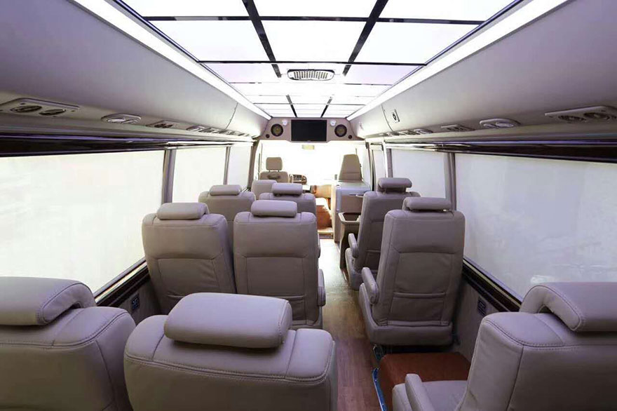 广州机场租赁出租豪华办公桌中巴车(18座)_广州租车包车用车 首选广州现达租车公司