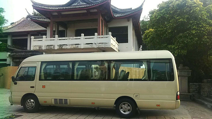 广州机场租赁出租豪华办公桌中巴车(18座)_广州租车包车用车 首选广州现达租车公司